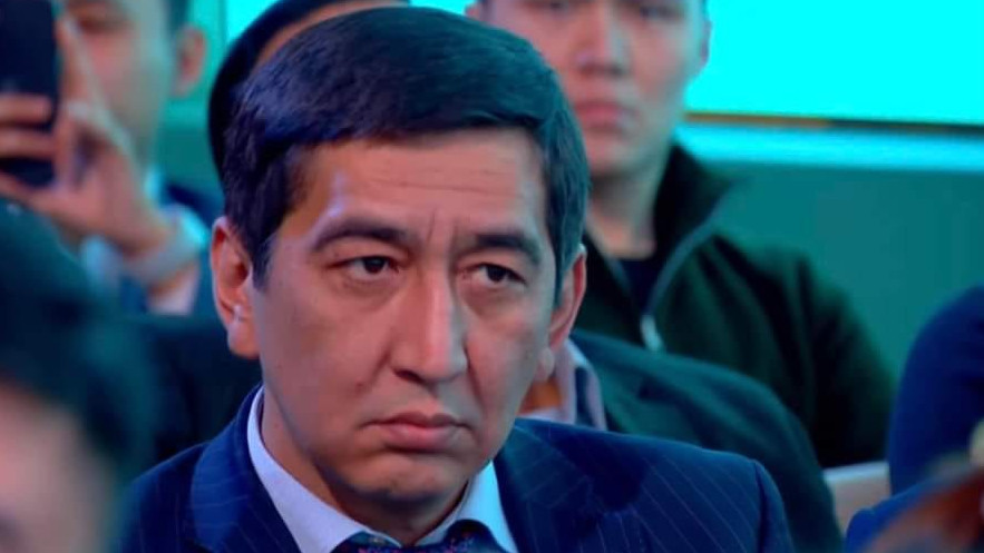 Анасы мен баласы жұмыста жыныстық қатынасқа түседі Анасы мен баласы жұмыста жыныстық қатынасқа түседі