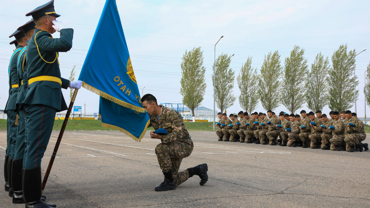 Садо масо ұзын шегелермен жыртты