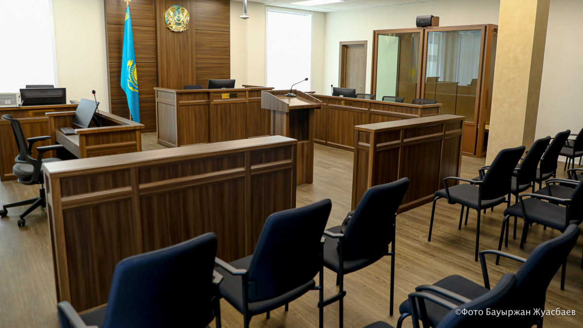 Көлікте жалаған киска