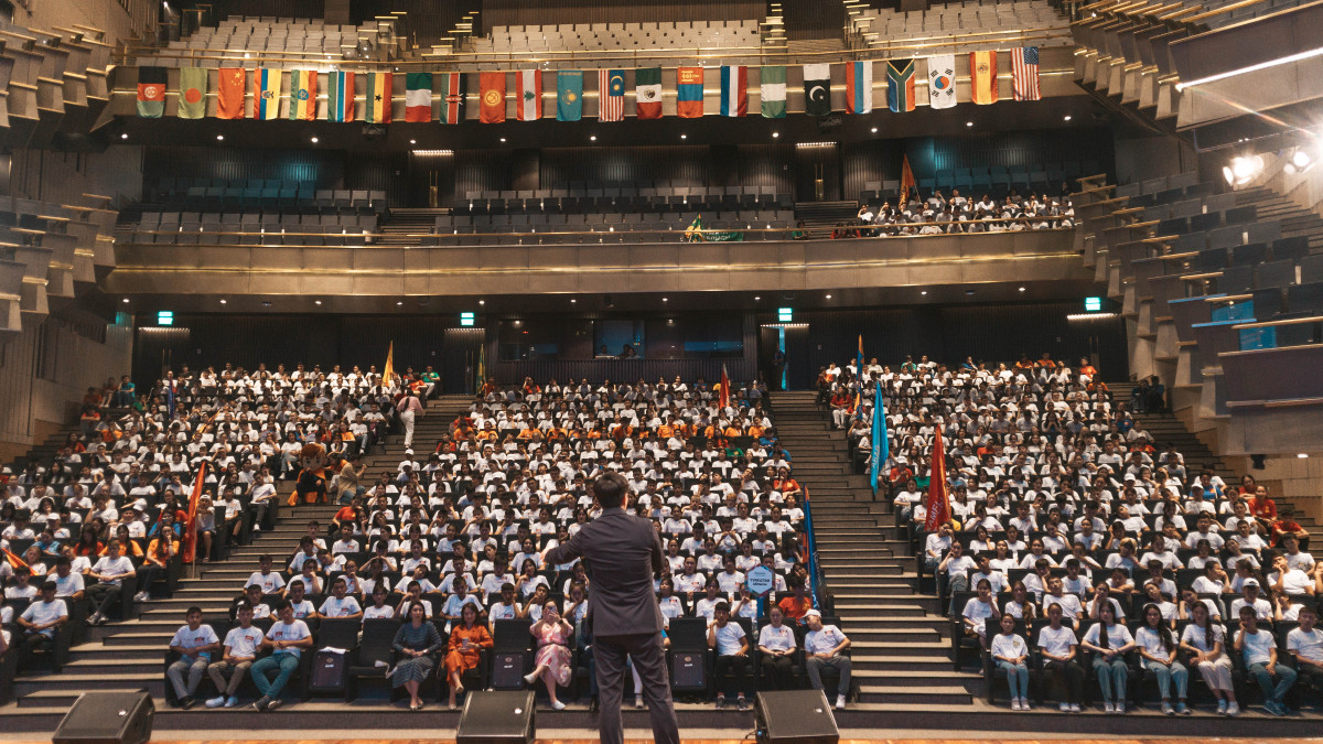 Мен әйеліме үштік ұйымдастырдым Ашық сүйкімділігі бар порно секс
