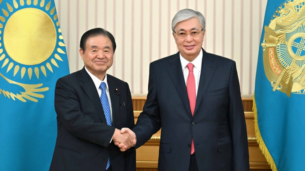 Орыс әйелдерінің сауып жатқан суреттері