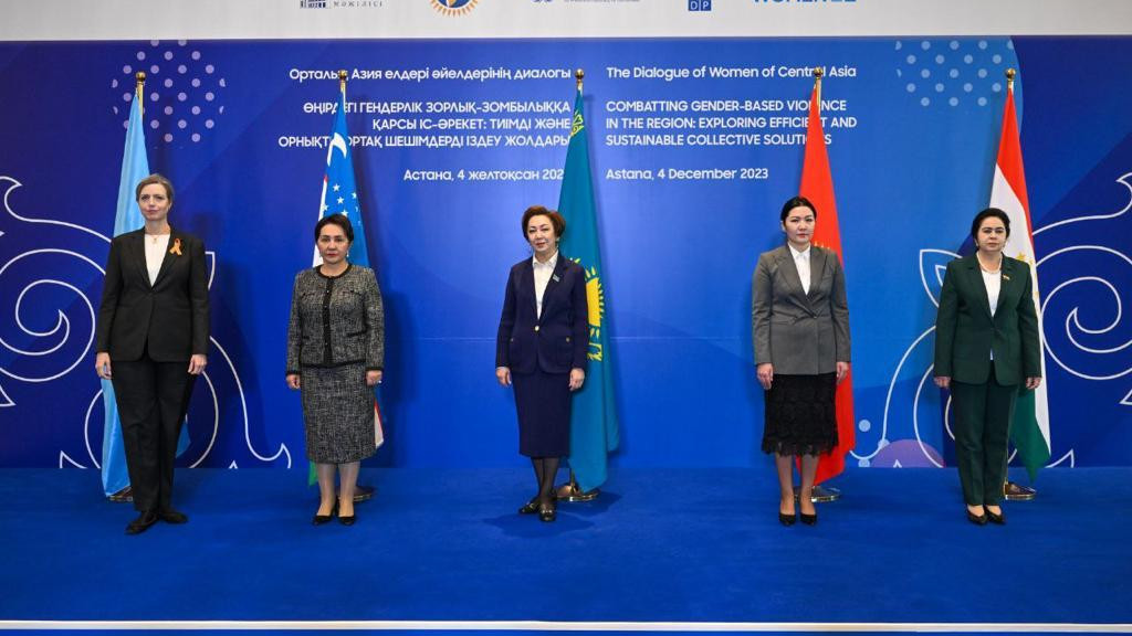 Әдемі трансвеститтік оргия порно