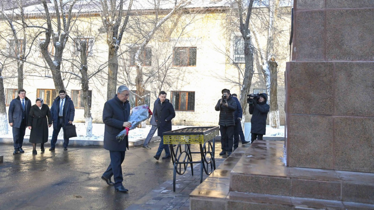 «Секс Сара Джей» фильмін көріңіз. Порно жалаңаш жаттығу залында жаттығу