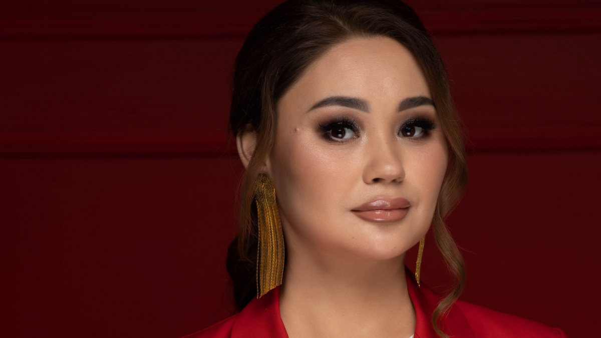 Жетілген әйелдердің үлкен ауыр кеуделері