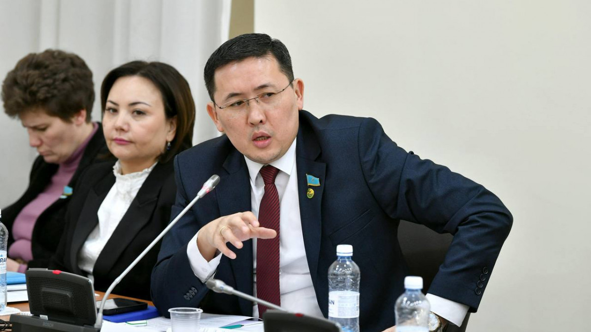 Порно королеваны ұрды