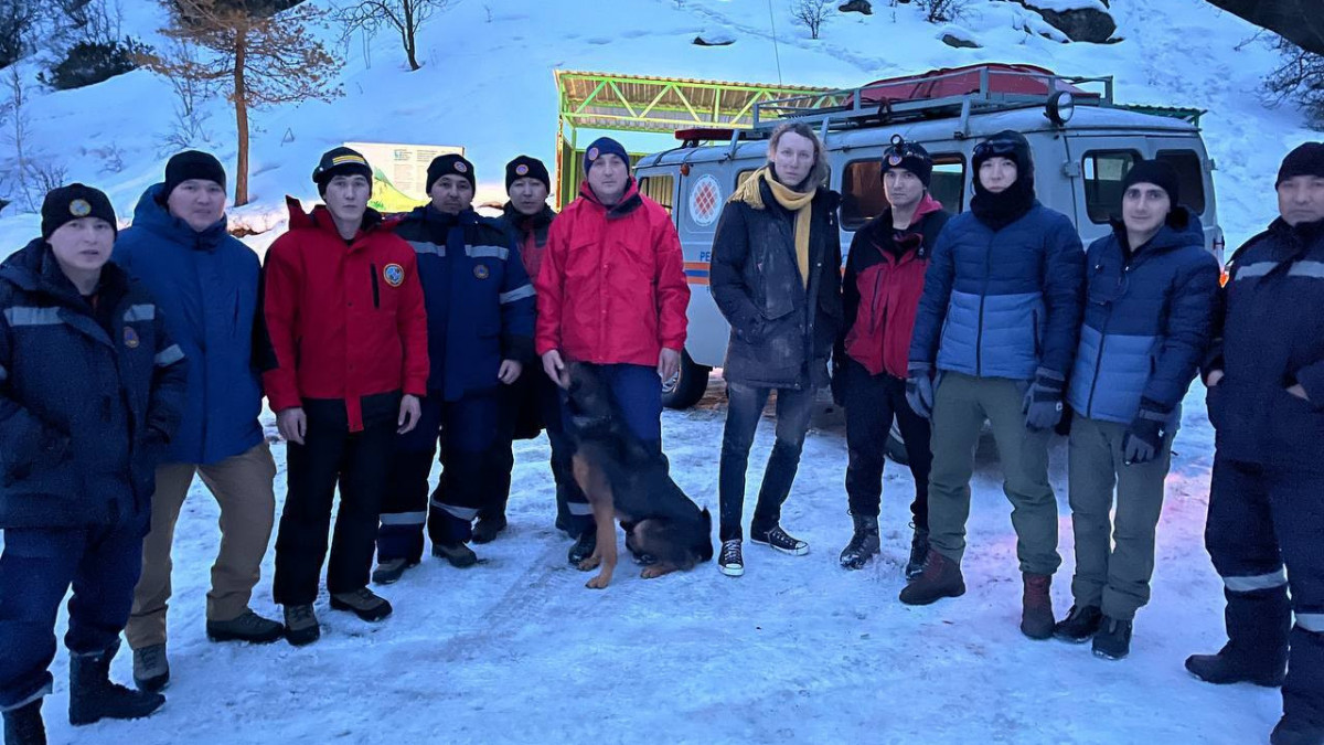 Бір-бірінің жалаңаш кеудесін жалаған қыздардың фотосы