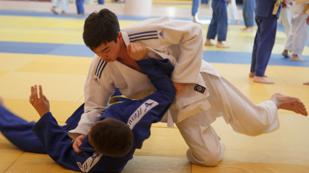 Жас қызды өзіне әкелген ауыртпалық байлап, сүйретеді