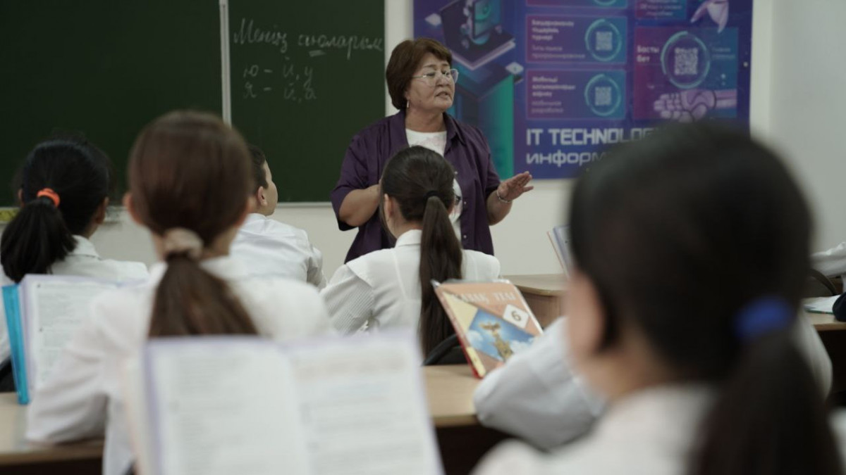 Ер адам өзінің аққұба балапанын қатал жазалайды