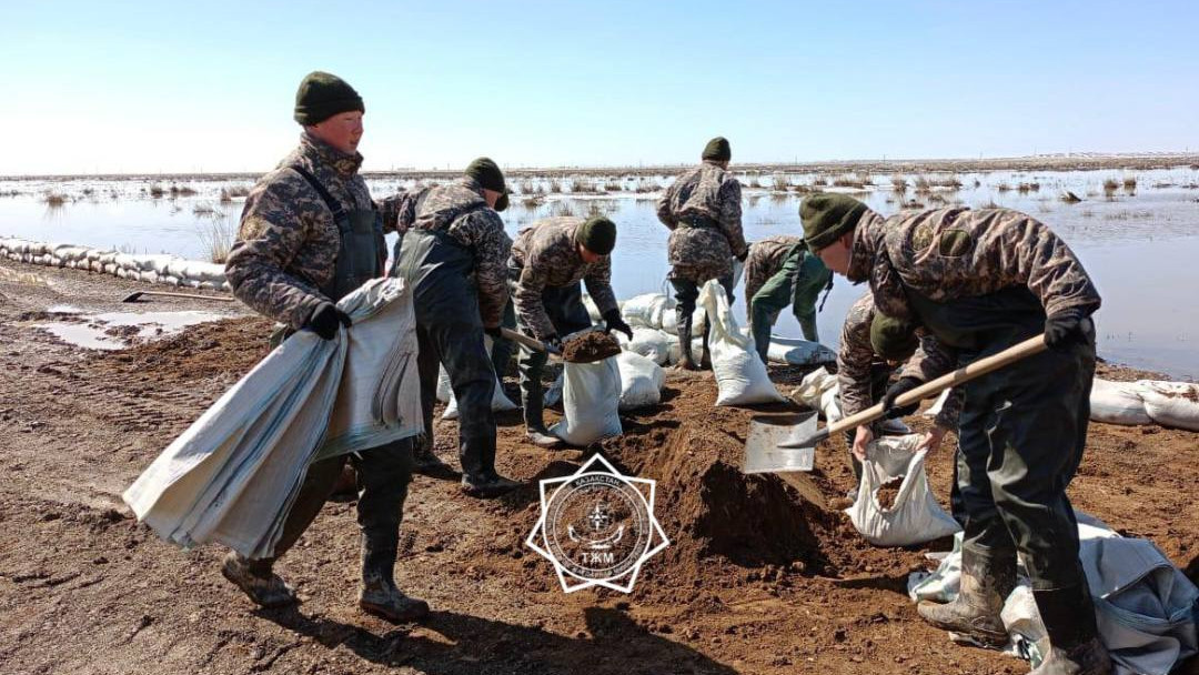 Ол кискасын саусақтарымен таратты