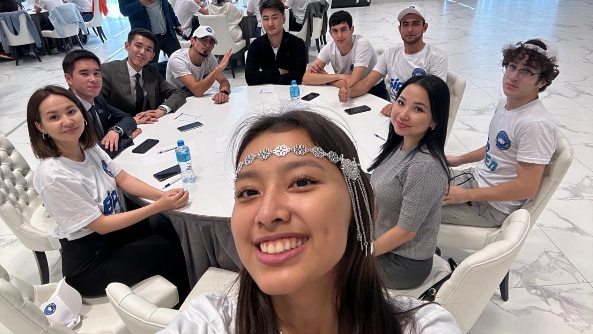 Әлеуметтік желіден ұрланған секс видеосы Егіз ағайындылармен порно секс