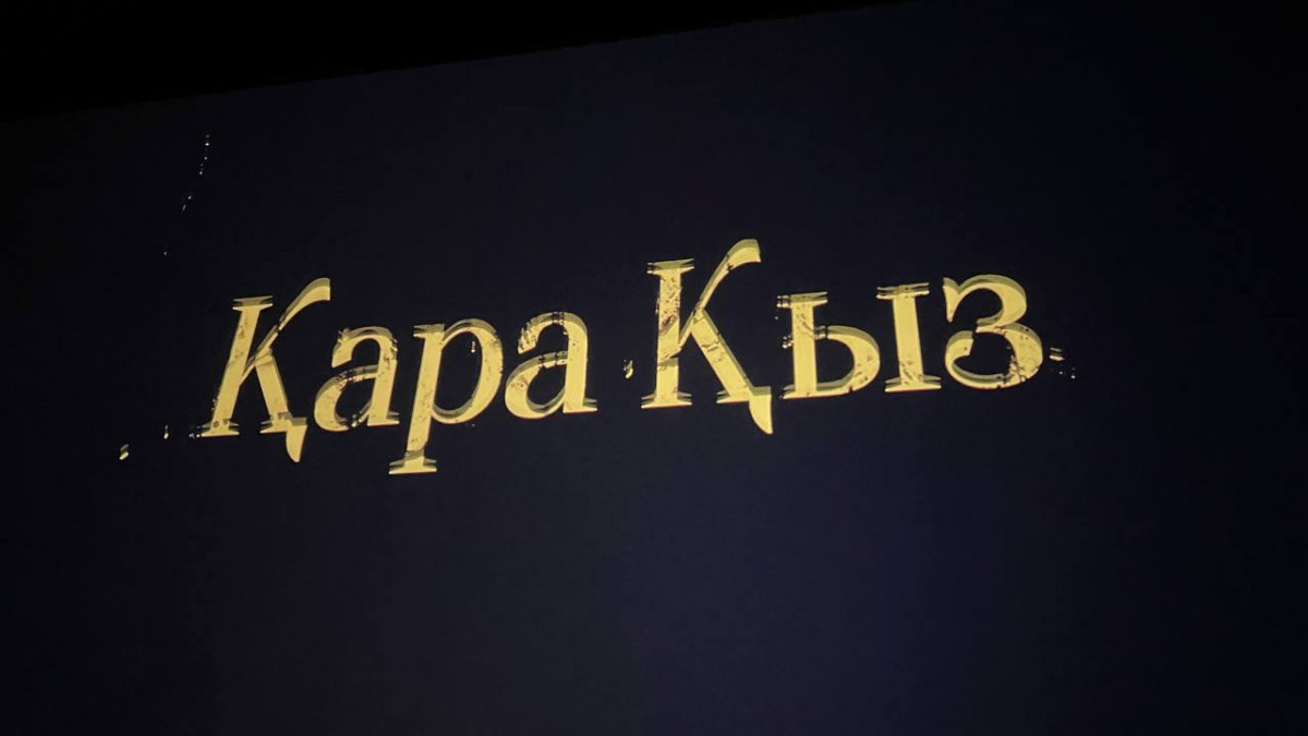 Мәскеуде бір қыз ерлі-зайыптылармен жыныстық қатынасқа түседі.