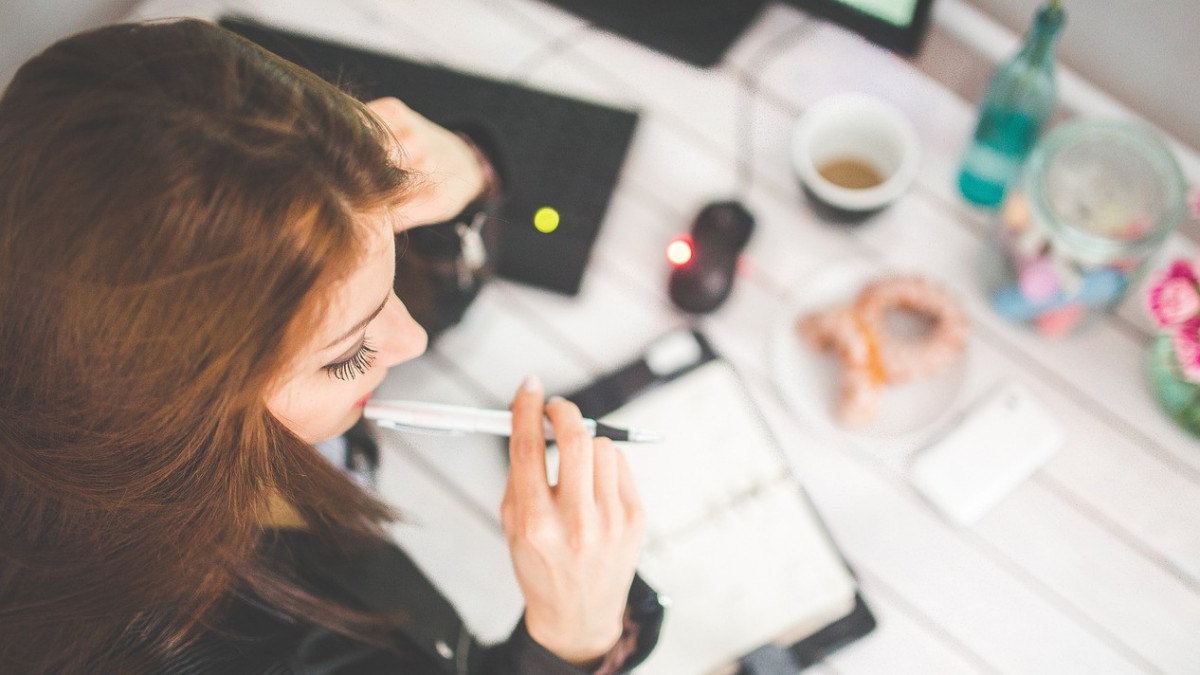 Қисық пішінді ханымдар оргазмға деген сүйкімділігін көрсетеді Саусақпен мастурбация жасап жатқан қыздың секс фотосы