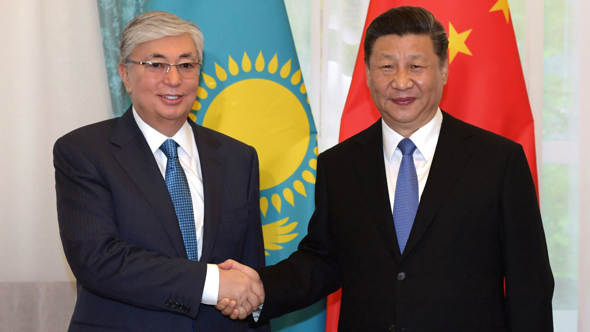 Қыз еркелеуден келді