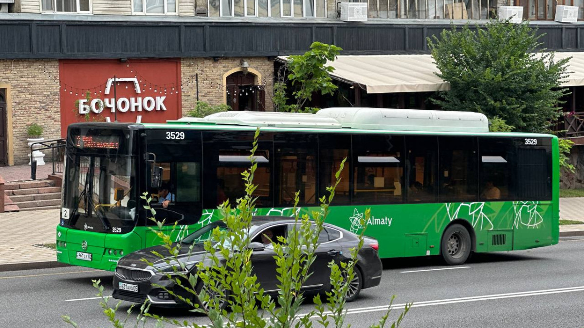 Помпа бейнесімен менің мүшесімді сорып жатырмын