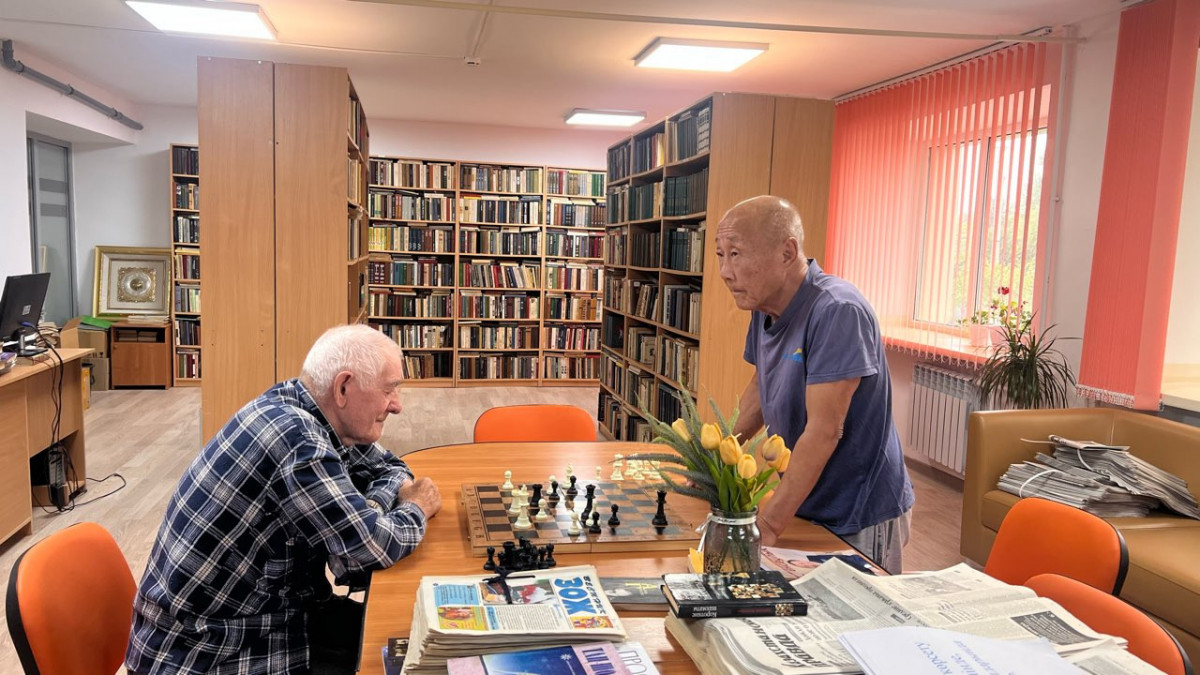 Жас орыс жігіті екі жетілген әйелмен сөйлесті