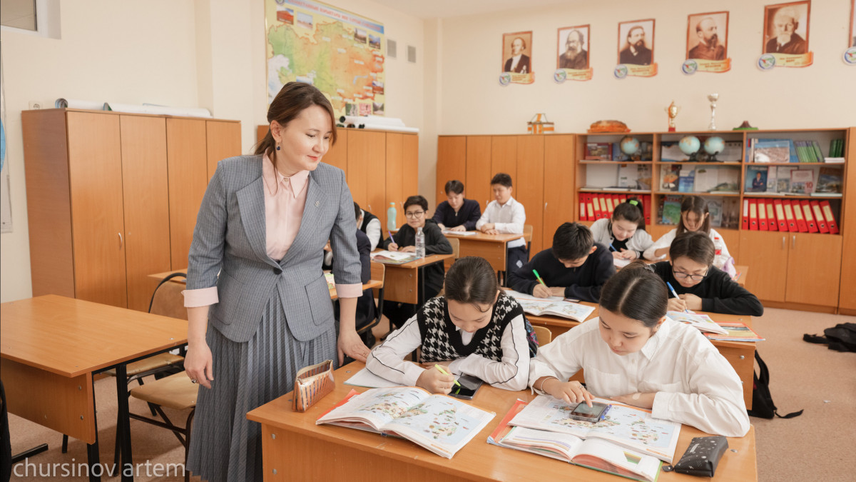 Мұғалім мен спорт залының мұғалімі жыныстық қатынасқа түседі