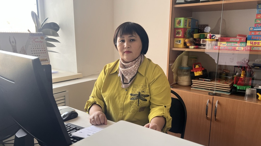 Душ кабинасындағы жасырын камера Джулияның алғашқы секс видеосы