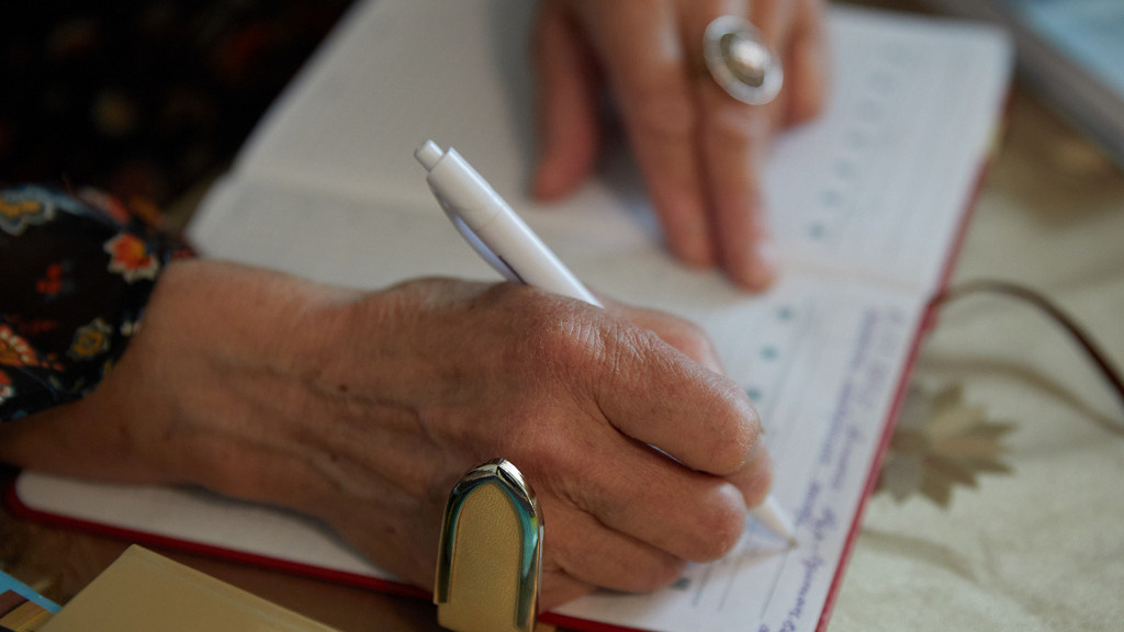 Төсекте жатқан жас жігітпен