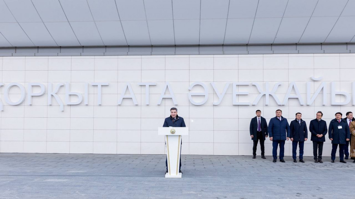 Орыстың қызын қалың жұрт қағып алады Лесби фильмі жетілген және жас