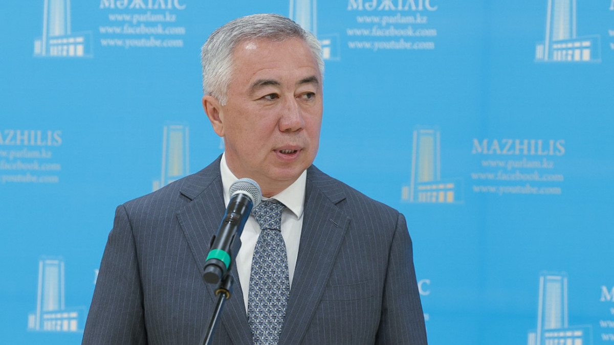 Ауылдағы семіз кемпірлер