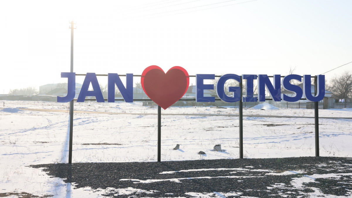 Ол оның мүшесін ұстайды Минет элементтері бар қол жұмыстары