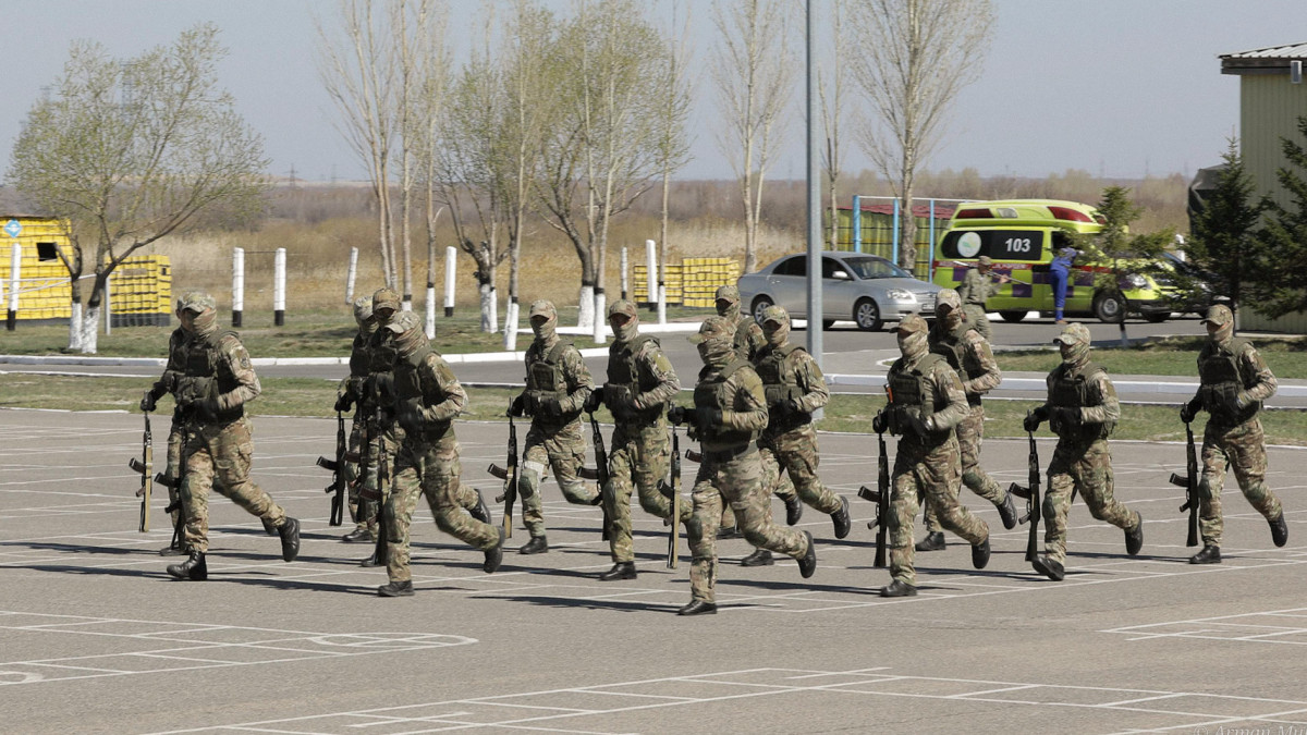 BDSM фильмін қараңыз: скротум мен пенисадағы катетер