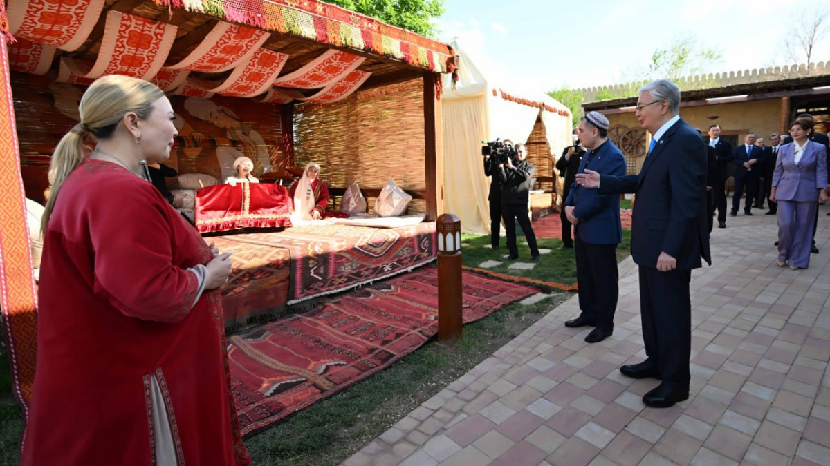 Орындықтағы секс фотосы