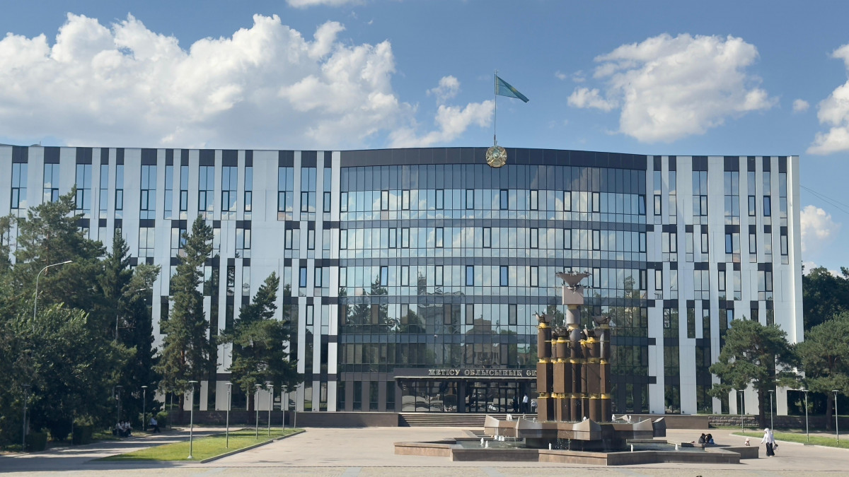 Ақша үшін Витебскіде секс Төсекке байланған әйелімен сахналанған секс туралы порно видео.