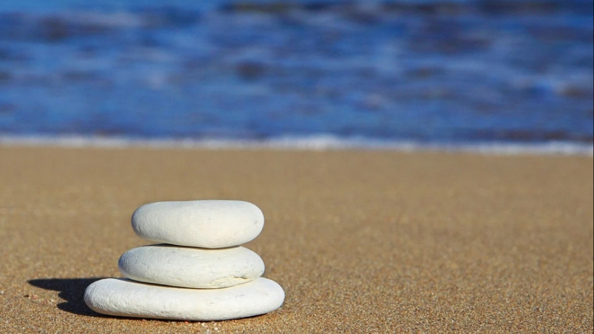 Жабайы жағажайда жалаңаш адамдар