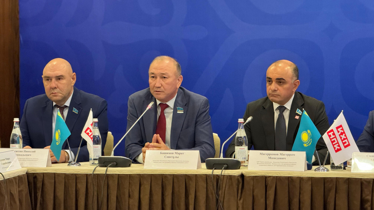 Анасының кеудесі 5 өлшемді ұлының досының порно видеосын қараңыз