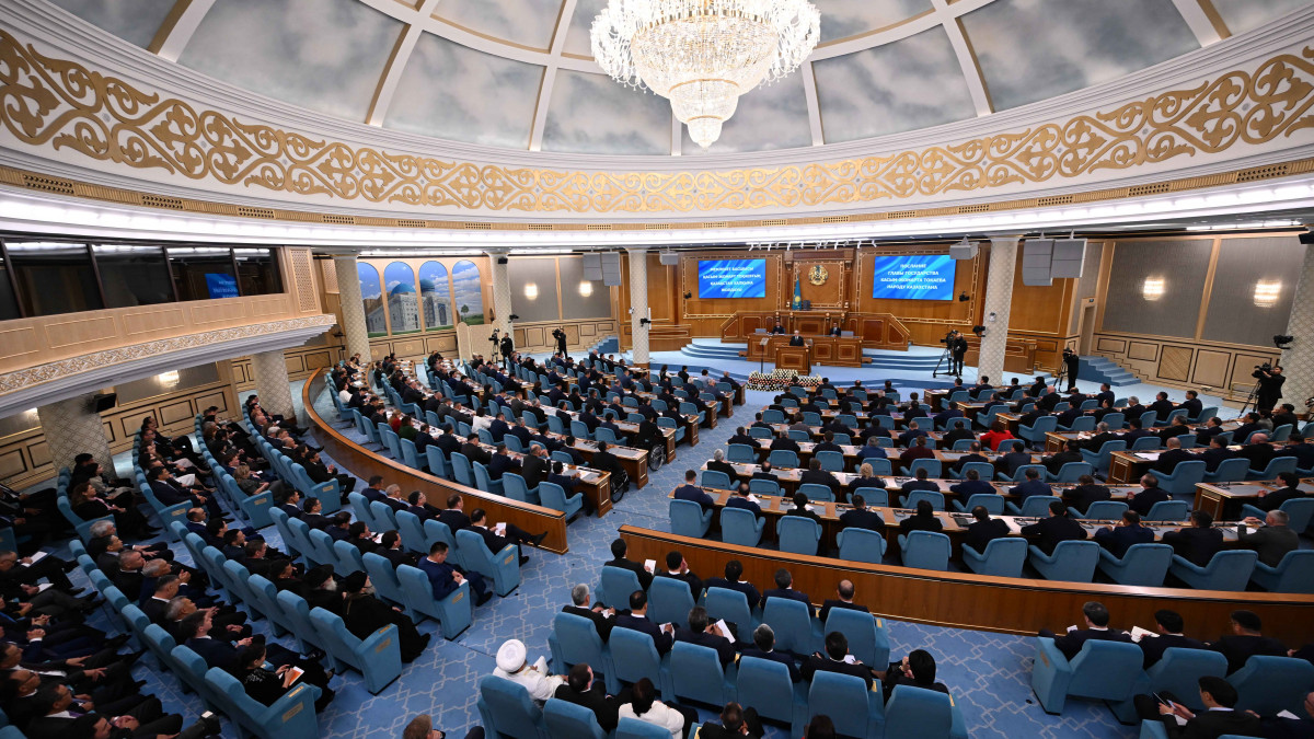 Туған күнімді өткізіп, интернеттен порно қарадым. Шорт киген жалаңаш қыздардың суреттері