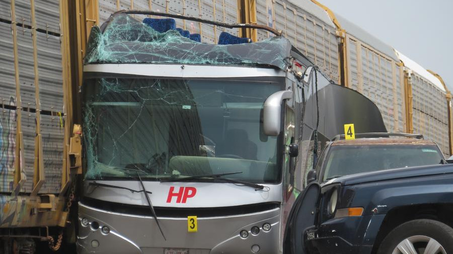 Олар оның бетіне және спермасына түкіреді