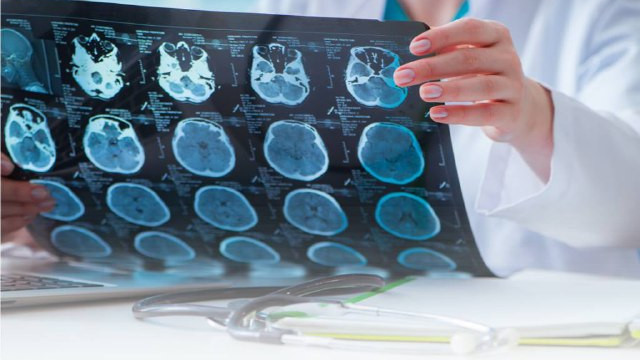 Қыздар және олардың қалпақтары Үй шаруасындағы әйелдің үлкен пландағы порнофотосуреттері