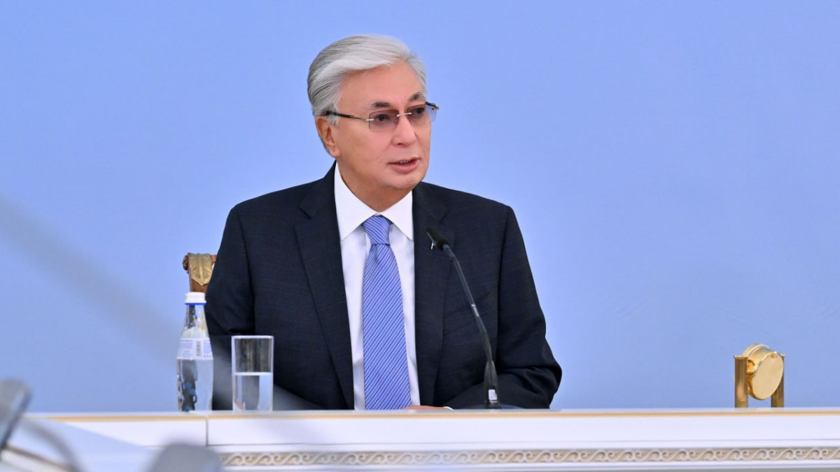 Жыныстық қатынас кезінде жалаңаш қызды қыстырған.