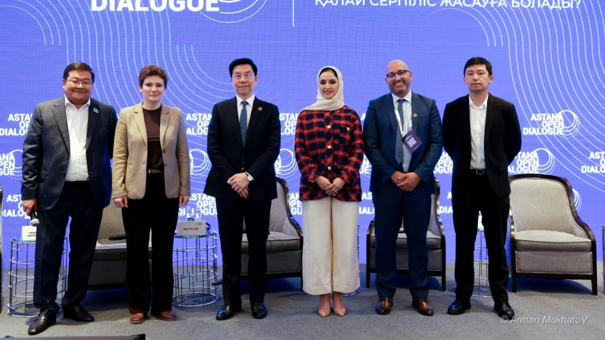 Сексуалды қыздар бағанаға сызады