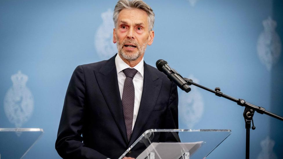 Дельфинмен жыныстық қатынасқа түскен адам жетілген әйелдердің салбыраған кеуделері