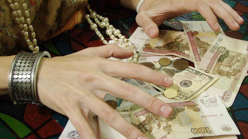 Қыз түкті қыздың мысығын жалайды