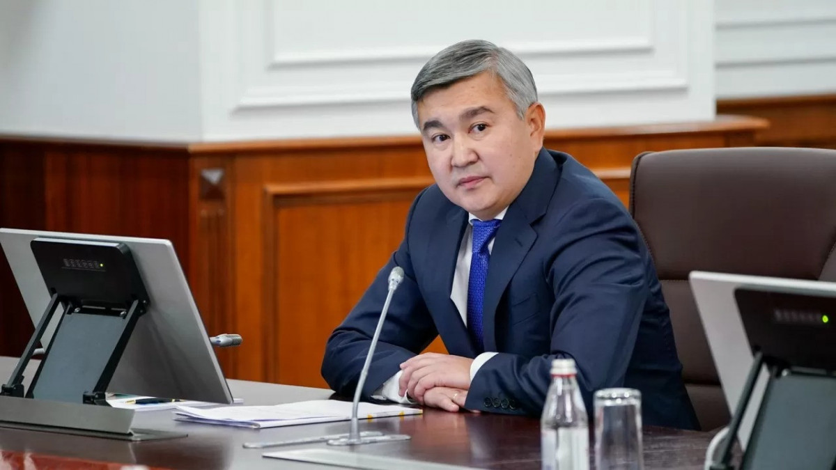 Ауызша порно Шомылға киген жігіттер мастурбация жасайды