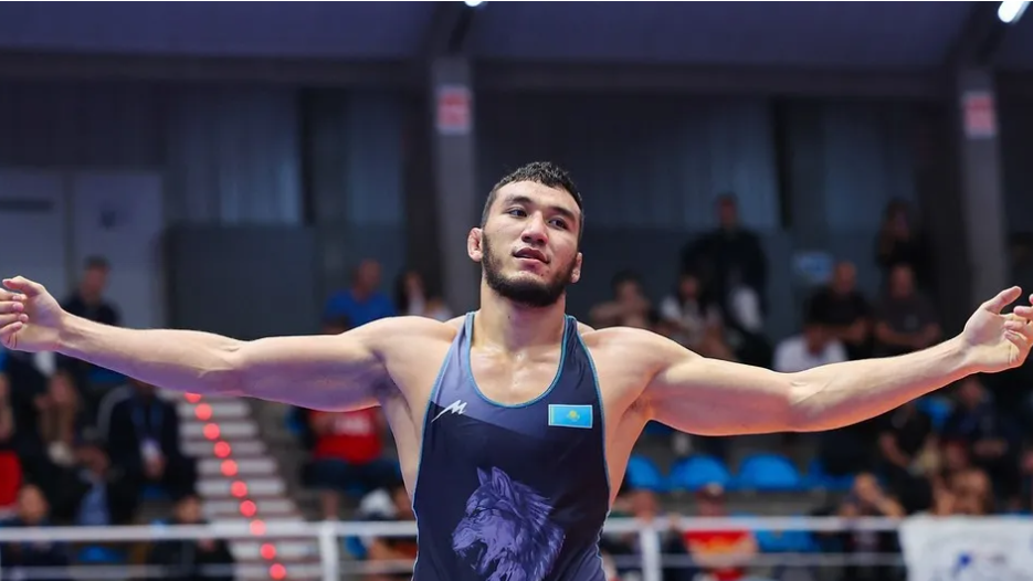 Құрбысы әйелімен порно түсіріп жатыр.