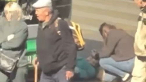 Секс туралы бейне: Зәр шығаруды тоқтатты және жыныстық қатынасқа түсті