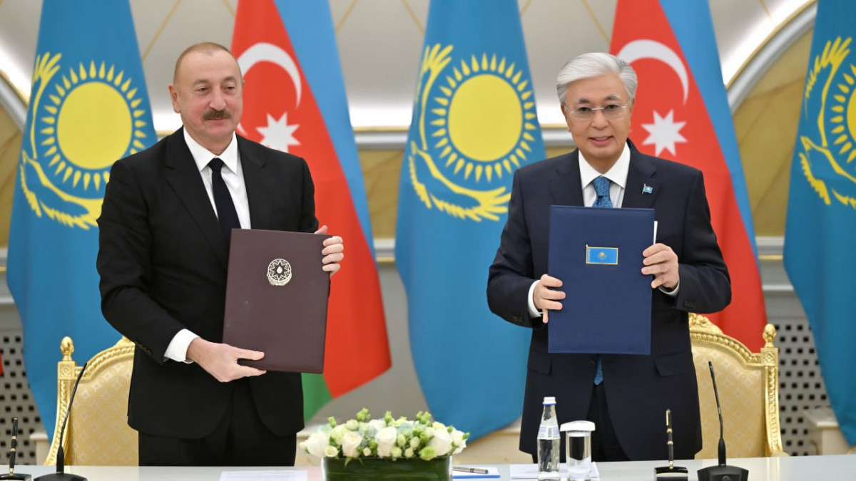 Жыныстық суретке арналған джинсы Марлен Қуыршақтың секс-марафоны туралы бейне