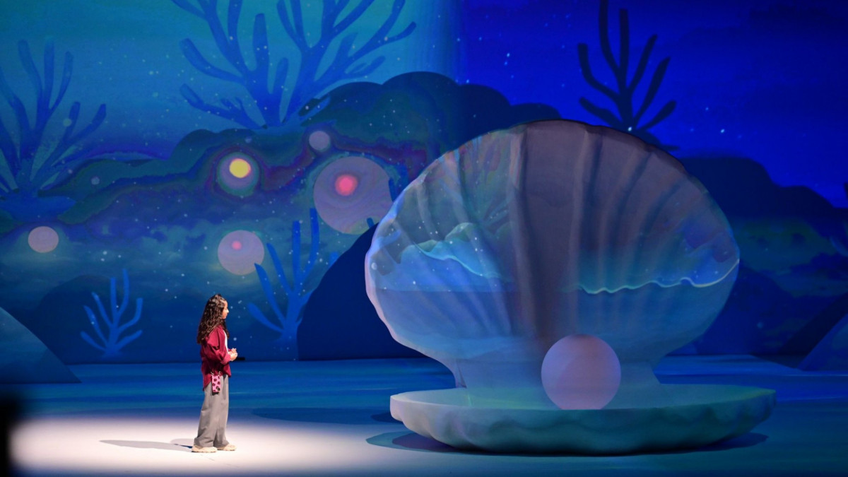 Шетелдік азамат ресейлік туристті жаттықтырды. Жалаңаш үнді қыздары