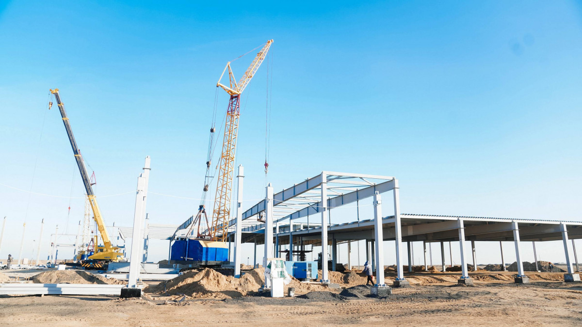 Ер адам форумынан шығып жатыр Ер адам форумынан шығып жатыр