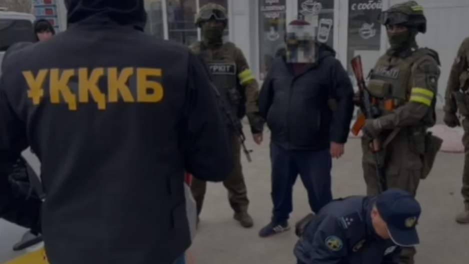 Naked on the Scaffold фильмін көріңіз