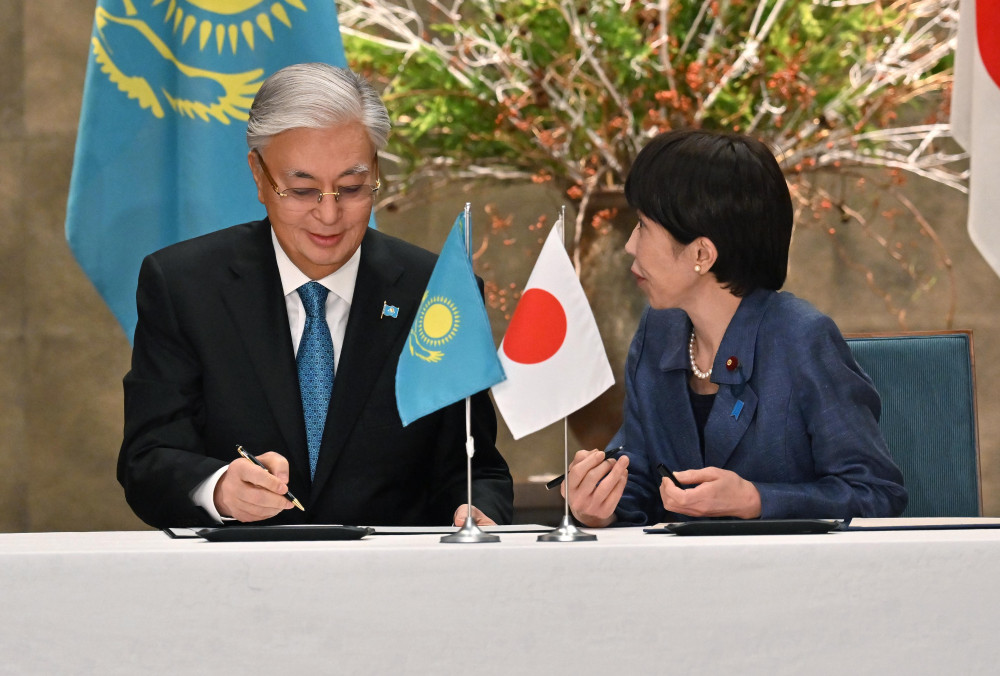 Көшелердегі қазақ Туы мен құрмет қарауылы: Тоқаевтың 252 сағаттағы 23 сапары