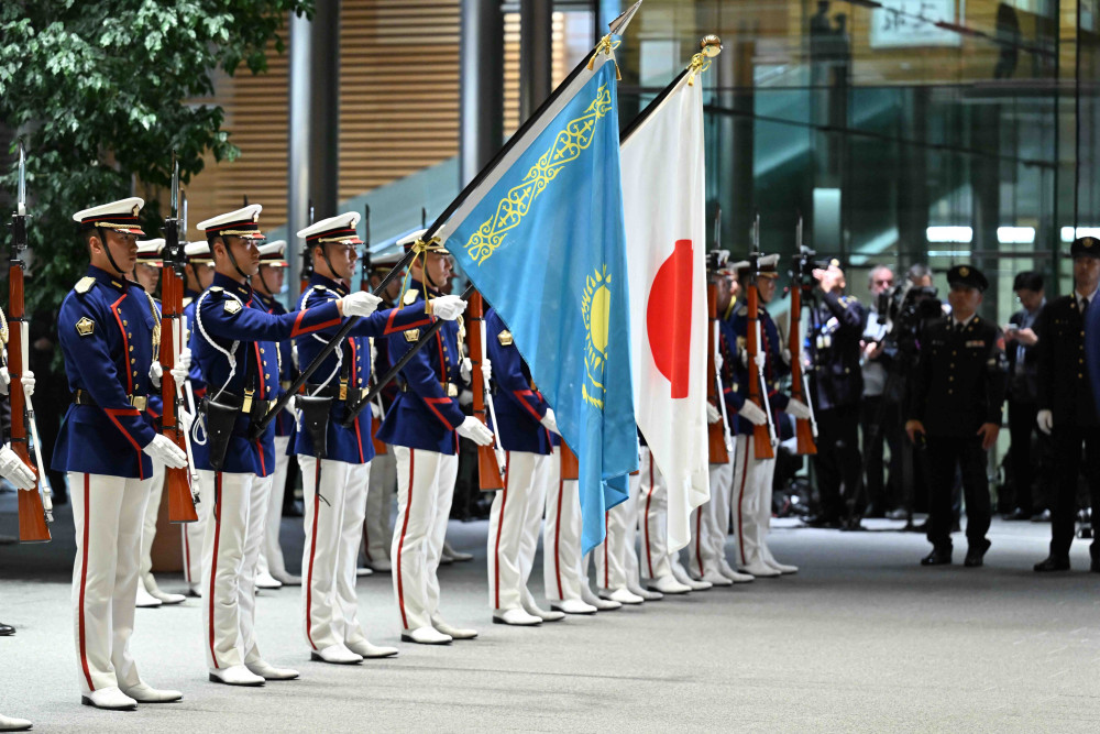 Көшелердегі қазақ Туы мен құрмет қарауылы: Тоқаевтың 252 сағаттағы 23 сапары