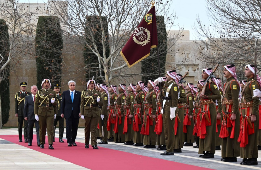 Көшелердегі қазақ Туы мен құрмет қарауылы: Тоқаевтың 252 сағаттағы 23 сапары