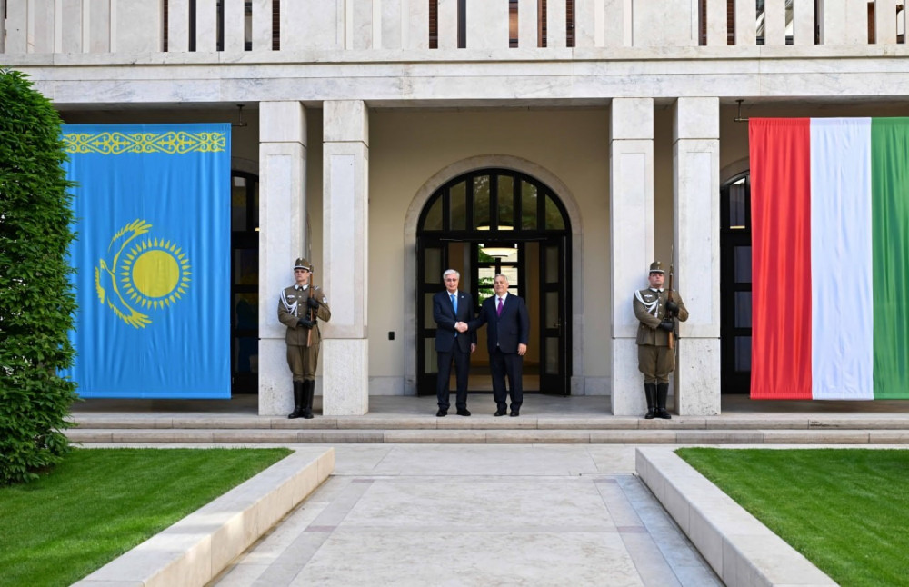 Көшелердегі қазақ Туы мен құрмет қарауылы: Тоқаевтың 252 сағаттағы 23 сапары