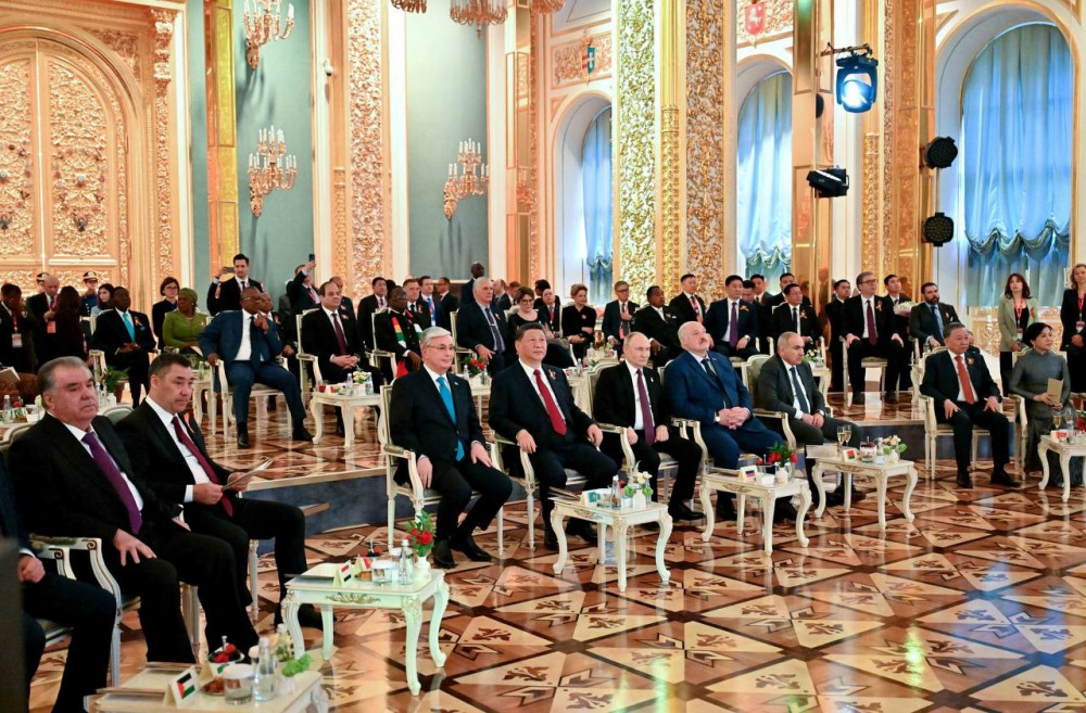 Көшелердегі қазақ Туы мен құрмет қарауылы: Тоқаевтың 252 сағаттағы 23 сапары