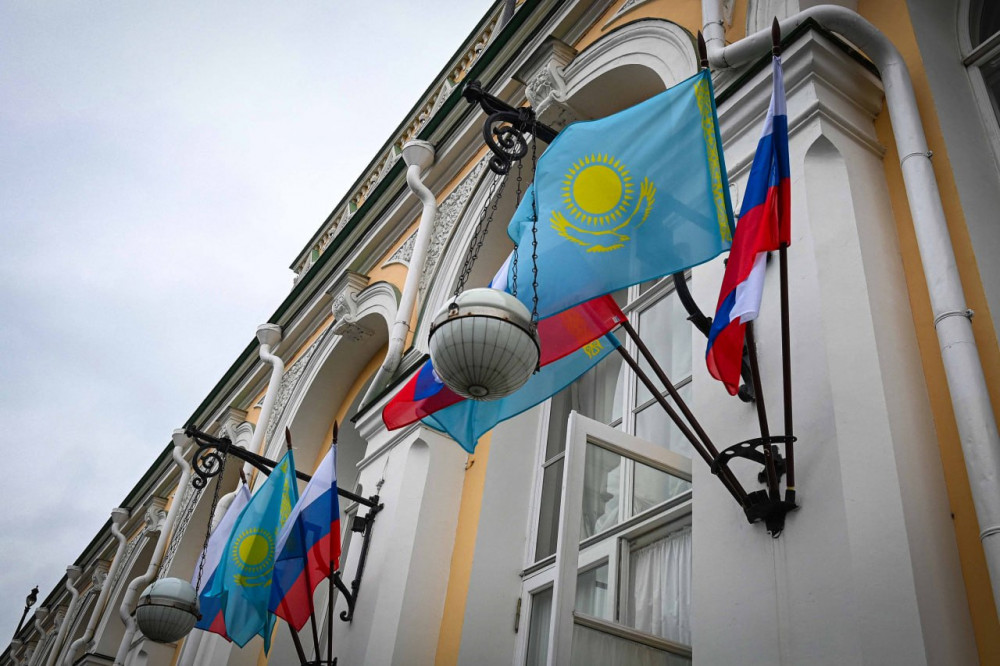 Көшелердегі қазақ Туы мен құрмет қарауылы: Тоқаевтың 252 сағаттағы 23 сапары